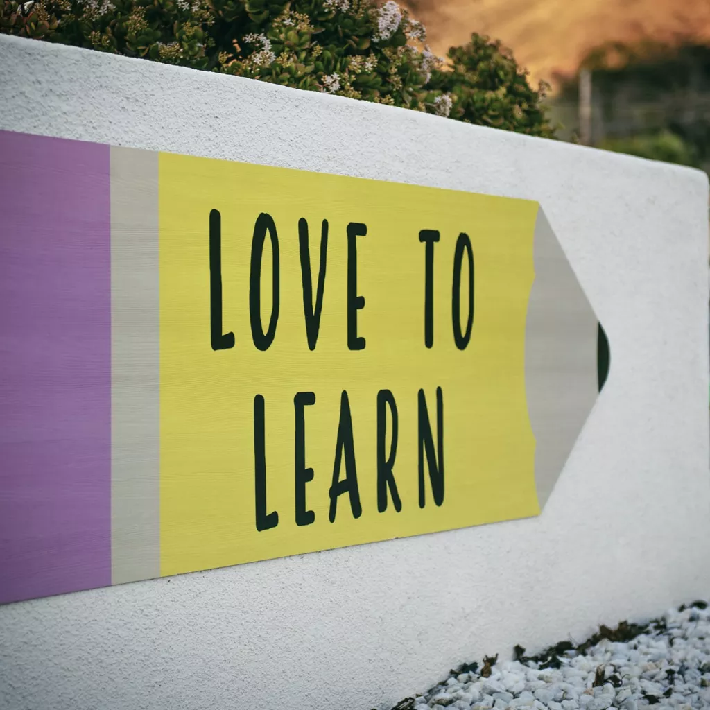 A sign saying: "Love to learn".